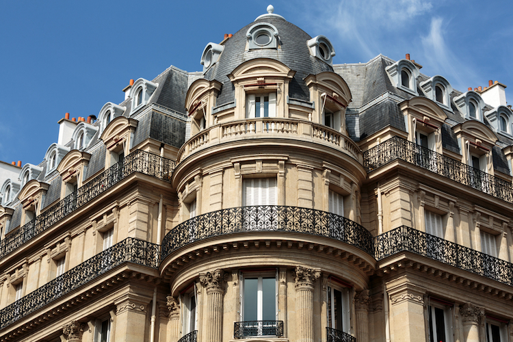 Facade,Of,Typical,House,With,Balcony,In,16th,Arrondisement,Of